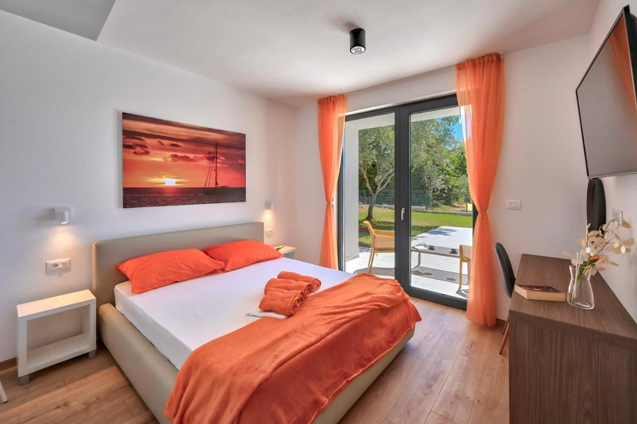 Villa Solis-Modern Villa For A Romantic Retreat, Heated Pool Ližnjan Exteriér fotografie