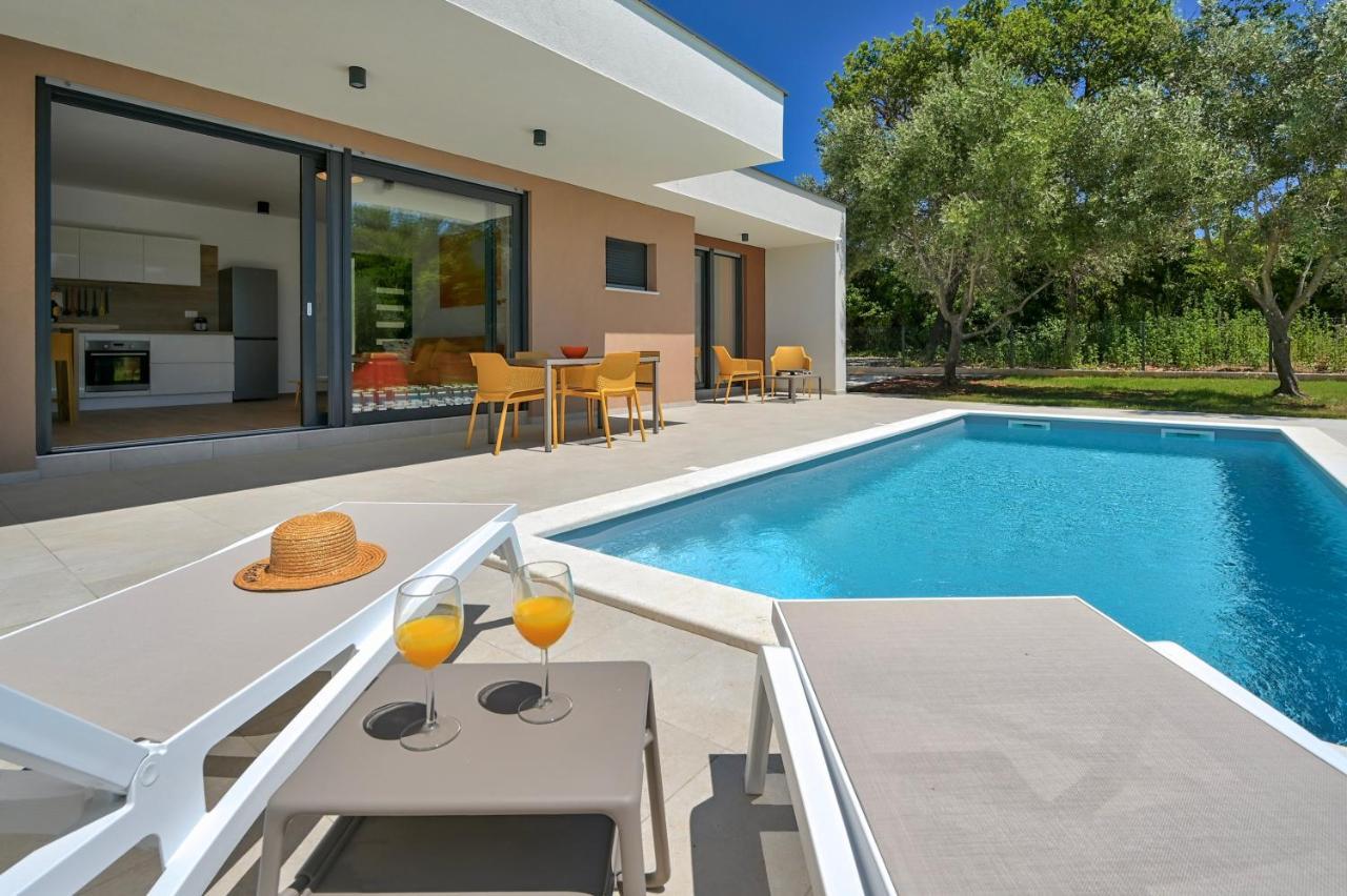 Villa Solis-Modern Villa For A Romantic Retreat, Heated Pool Ližnjan Exteriér fotografie