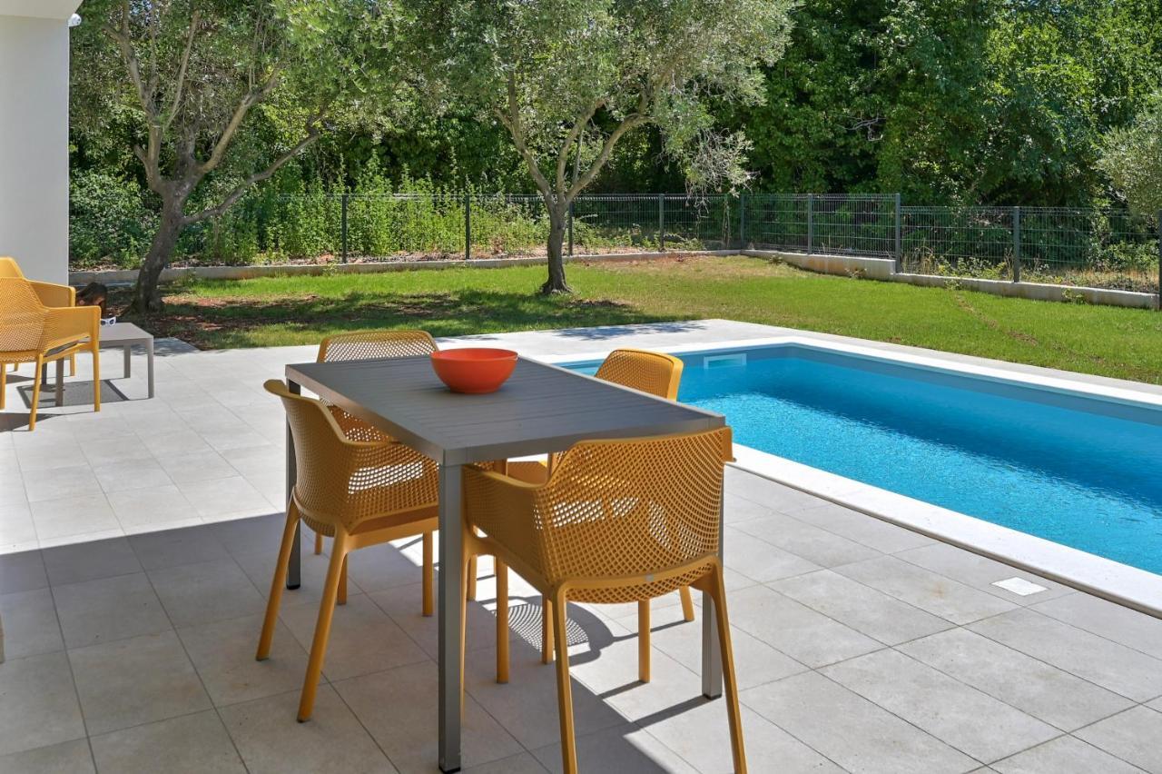 Villa Solis-Modern Villa For A Romantic Retreat, Heated Pool Ližnjan Exteriér fotografie
