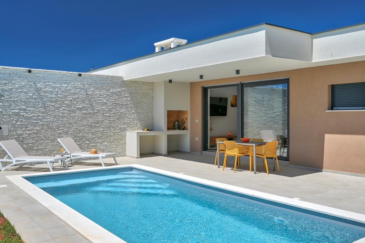 Villa Solis-Modern Villa For A Romantic Retreat, Heated Pool Ližnjan Exteriér fotografie