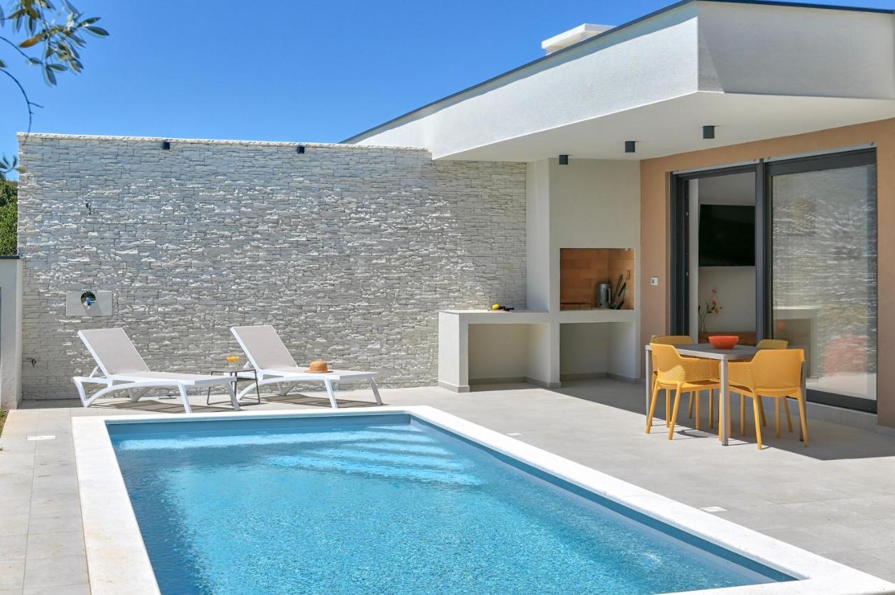 Villa Solis-Modern Villa For A Romantic Retreat, Heated Pool Ližnjan Exteriér fotografie